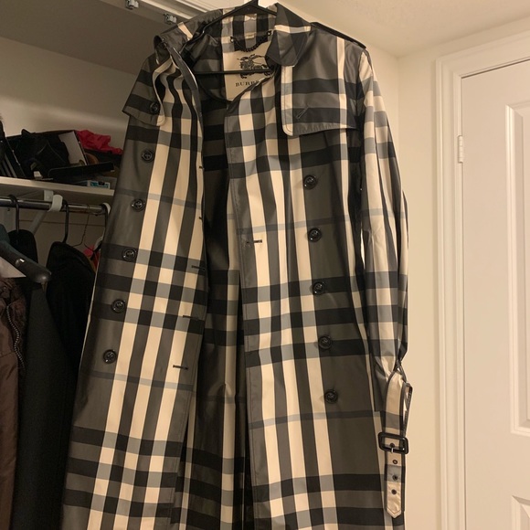 Burberry women rain coat - Picture 3 of 3